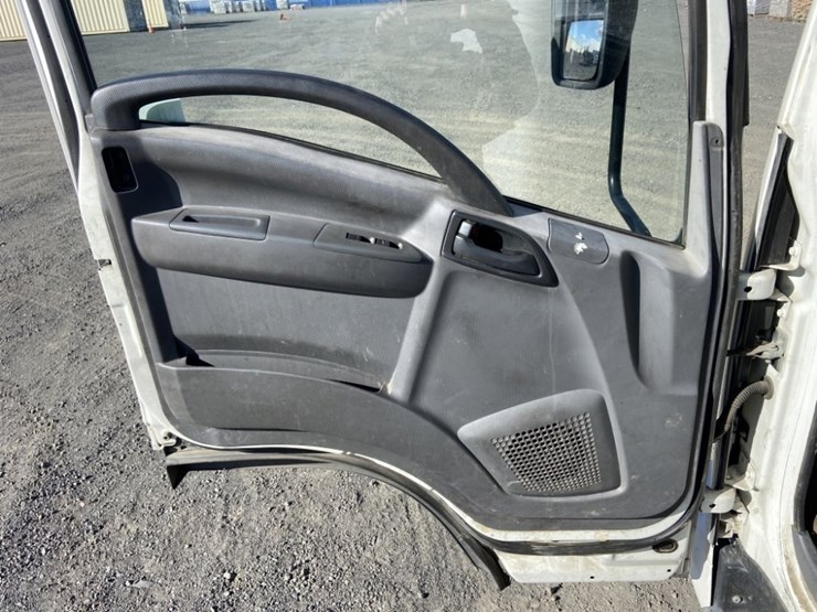 2011-isuzu-npr-image-23