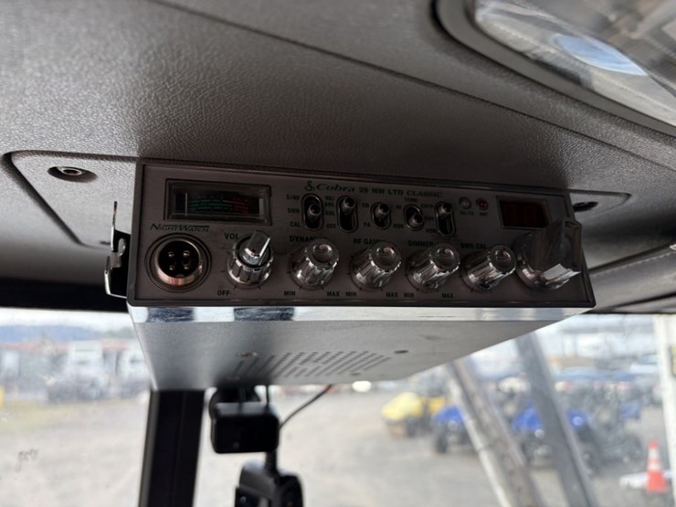 2016-peterbilt-389-image-35