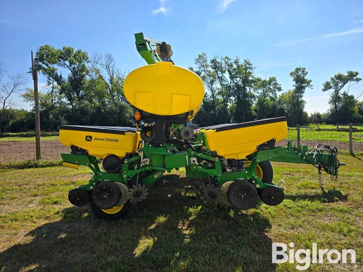 2017-john-deere-1765-image-4