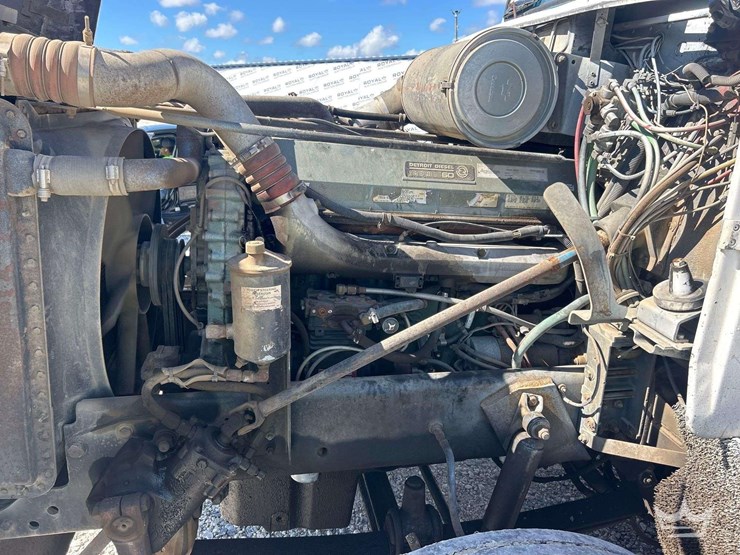 1993-freightliner-fld120-t/a-wet-kit-sleeper-cab-tractor-truck-image-8