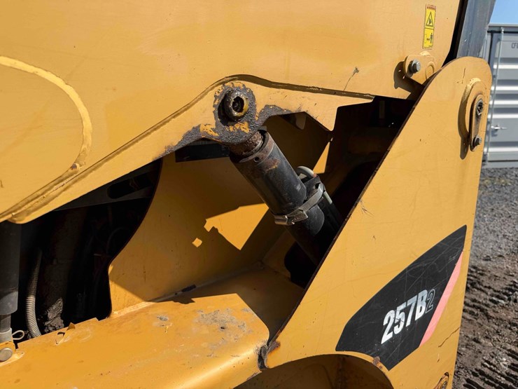 2010-caterpillar-257b2-image-12