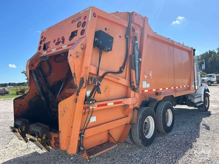2010-wester-star-4900sa-ez-pack-goliath-g370c-25-yard-rear-loader-garbage-truck-image-3