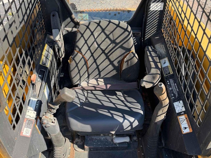2005-john-deere-325-image-19