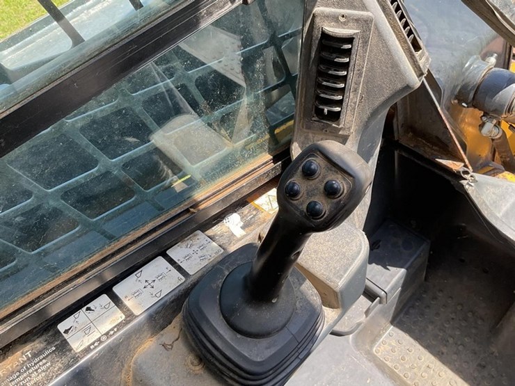 2018-deere-324e-image-18