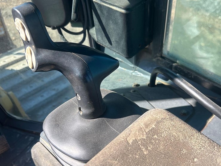 2008-deere-700j-xlt-image-28