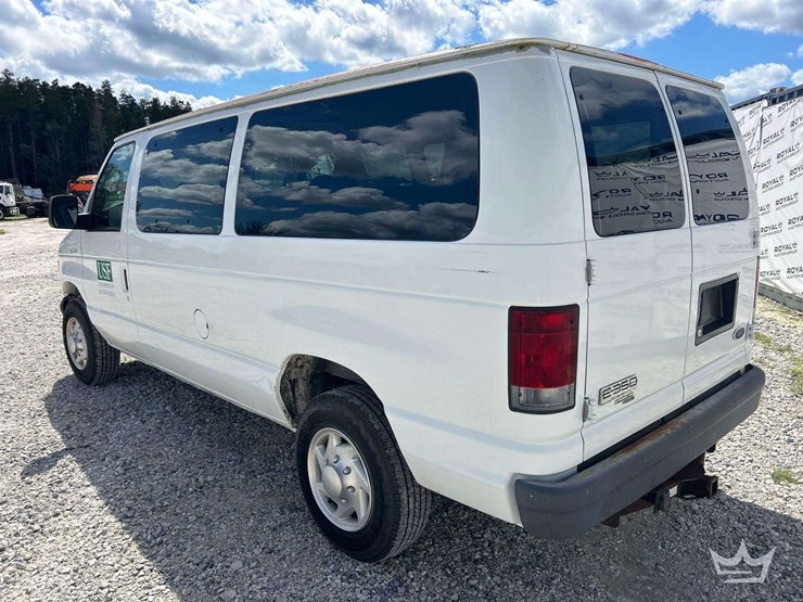 2007-ford-e-350-passenger-van-image-4