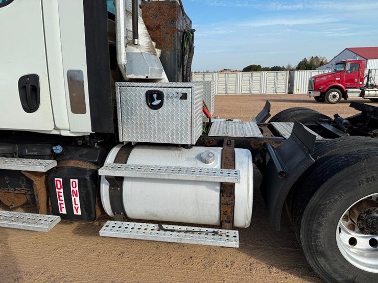 freightliner-cascadia-125-image-26
