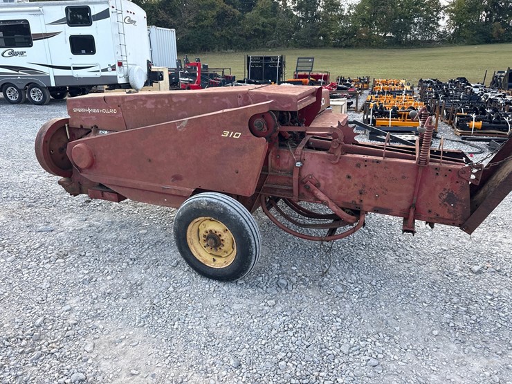 new-holland-310-image-1