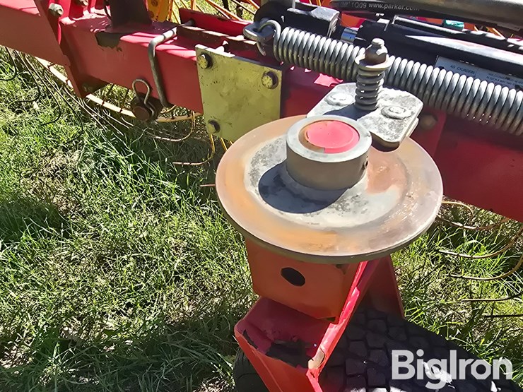 tonutti-v12-12-wheel-v-rake-image-9