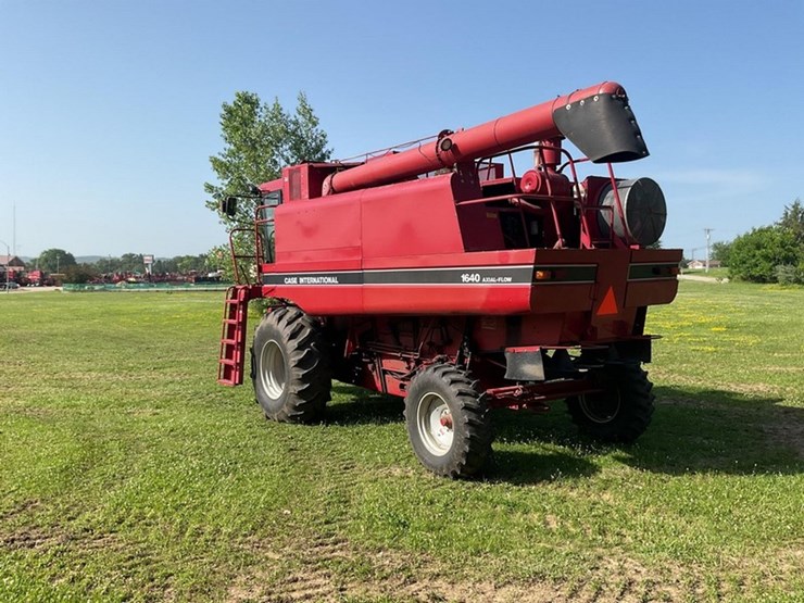 2011-case-ih-1640-image-7