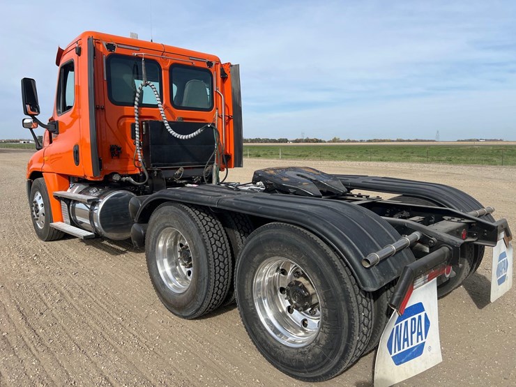 2015-freightliner-cascadia-day-cab-image-7