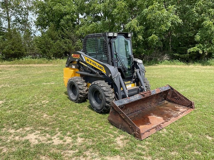 2017-new-holland-l220-image-3