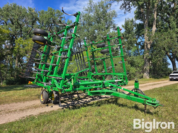 2011-john-deere-2210-image-3