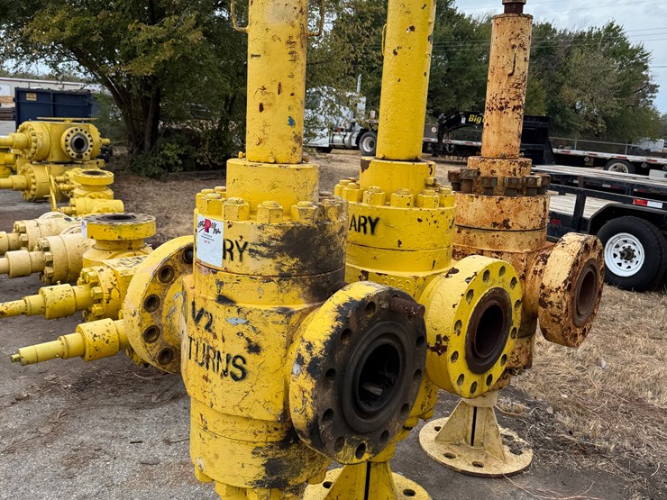 (3-x-$)-7-1/16”-10k-wp-flanged-manual-frac-valves-image-2