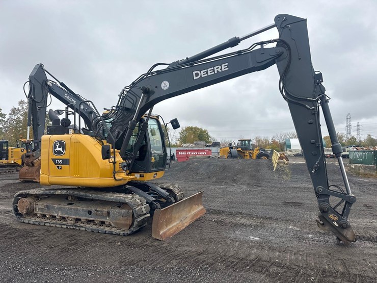 2023-deere-135-p-tier-image-12