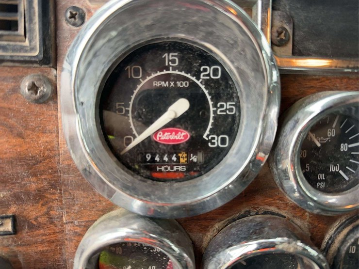 peterbilt-330-image-31