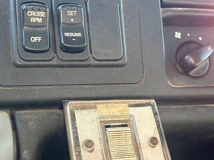 2001-ford-f650-xl-image-19