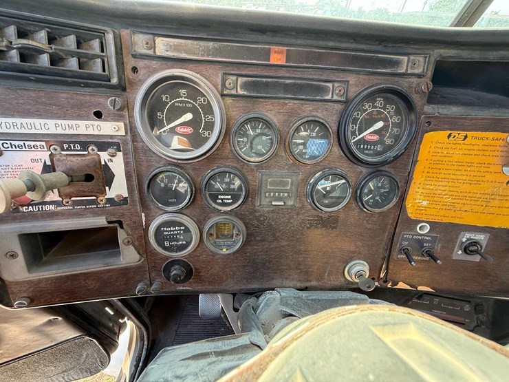1990-peterbilt-357-image-23