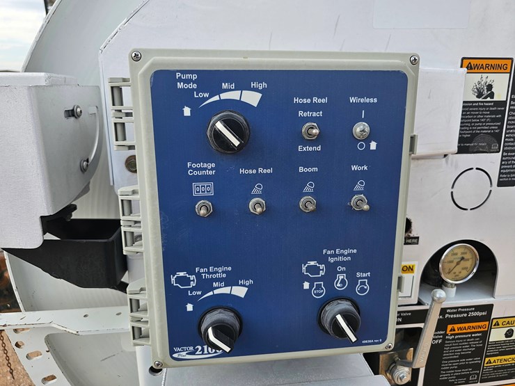 2013-freightliner-114sd-image-16
