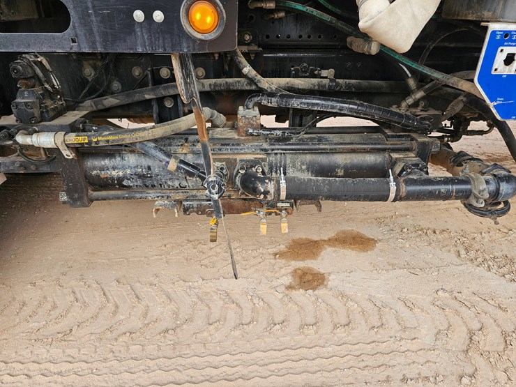 2013-freightliner-114sd-image-13