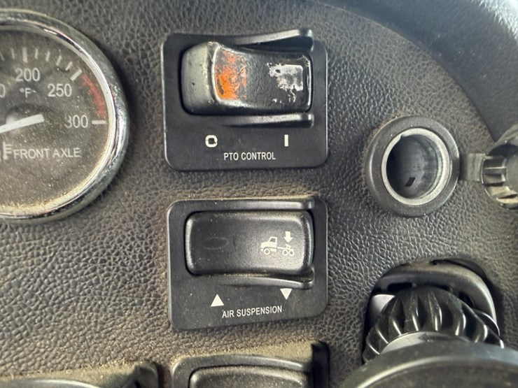 2016-peterbilt-389-image-28