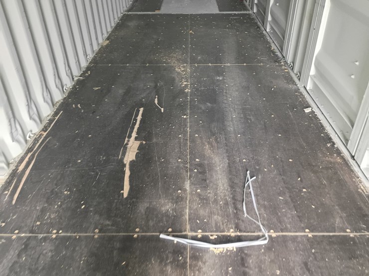#l110-000-•-40ft-container-[damaged]-image-12