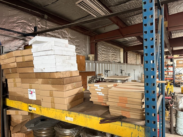 shelf-w/-(60+)-new-7-1/16”-15k-wp-&-bx-171-wllhead-flange-gaskets-image-2