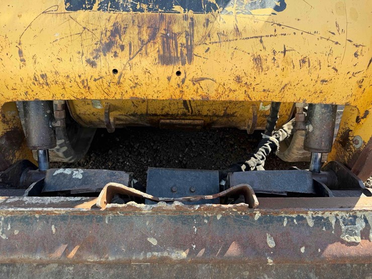 2010-caterpillar-257b2-image-9