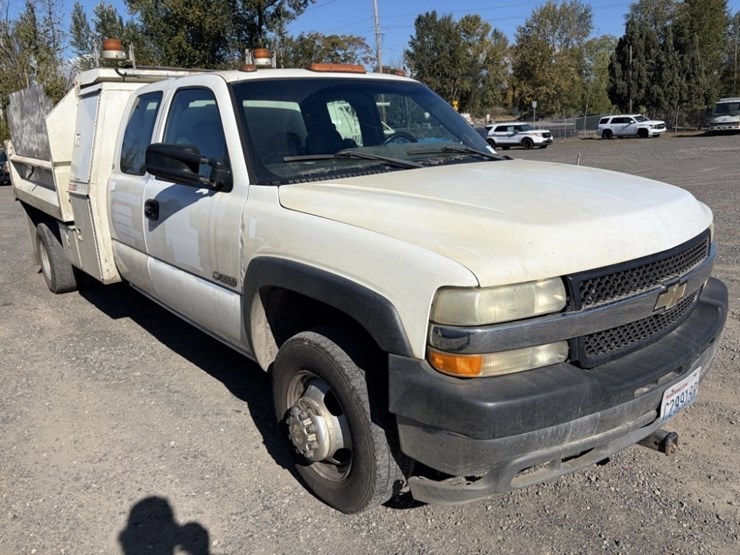 2002-chevrolet-silverado-3500-image-2