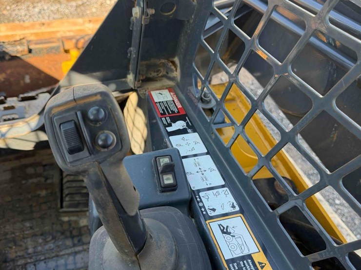 2017-deere-331g-image-19