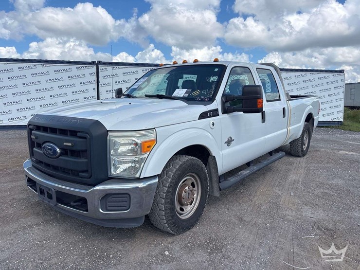 2016-ford-f-250-crew-cab-pickup-truck-image-1