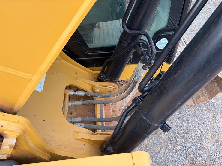 caterpillar-320-image-23