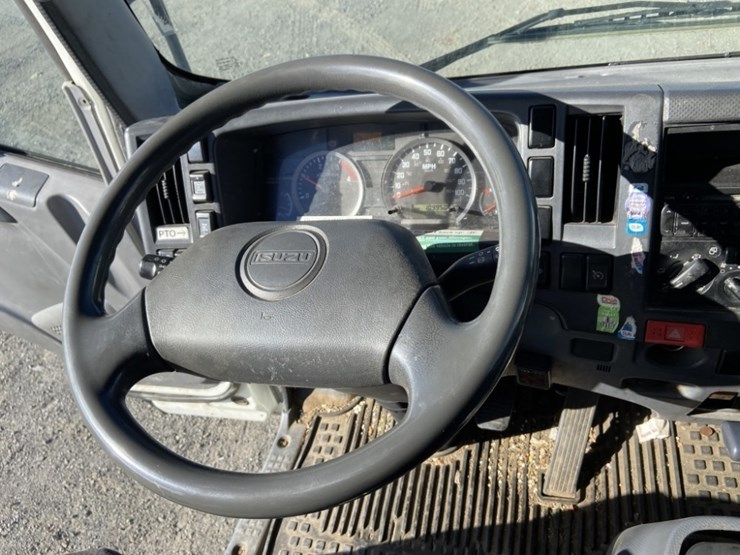 2011-isuzu-npr-image-19