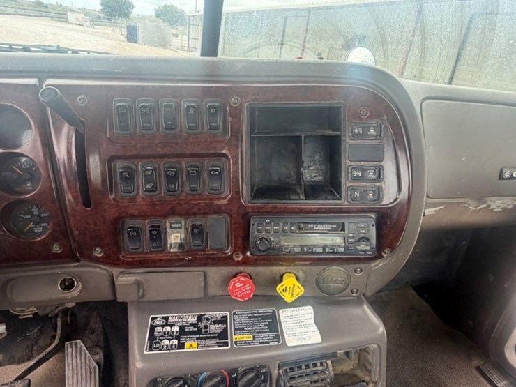 2004-mack-ch613-image-11