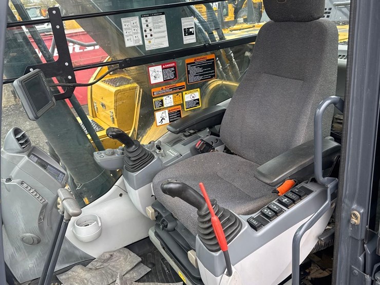 2023-john-deere-350-image-38