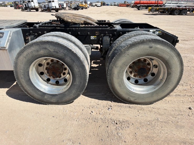 2017-peterbilt-365-image-9