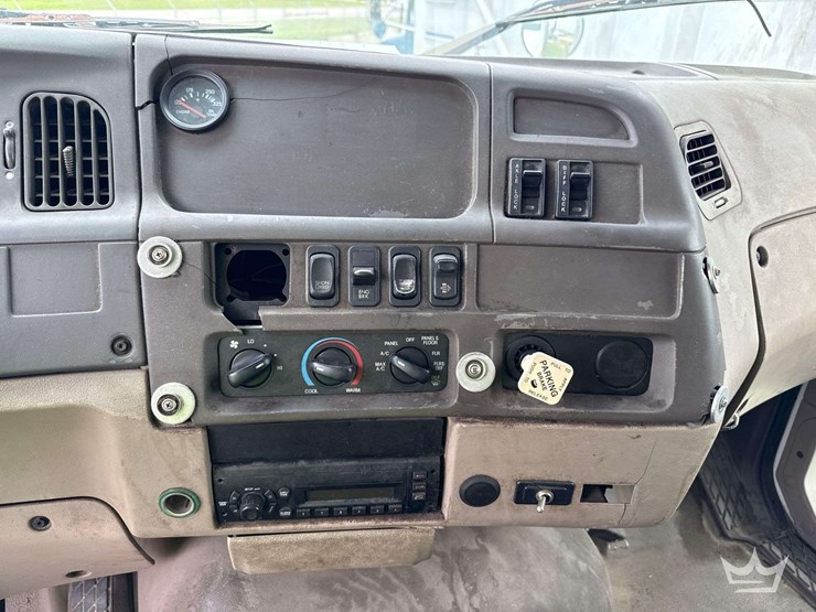 2009-sterling-l9500-tri-axle-dump-truck-image-36