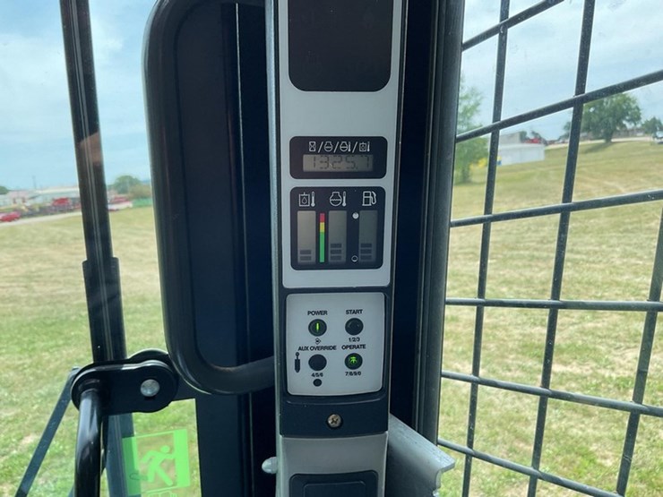2017-new-holland-l220-image-15