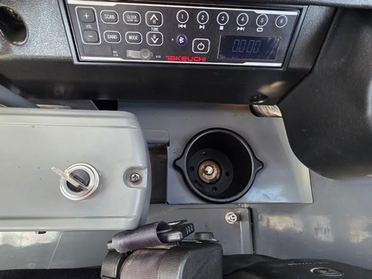 2023-takeuchi-tb240-image-65