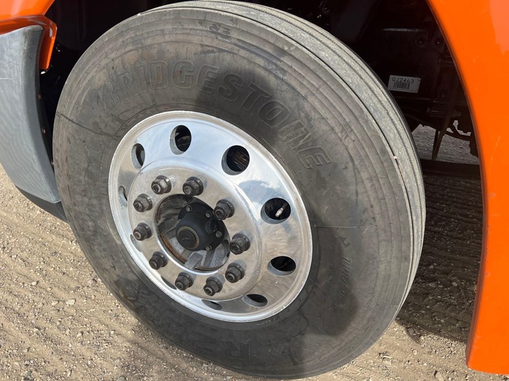 2015-freightliner-cascadia-day-cab-image-9