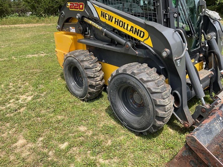 2017-new-holland-l220-image-10