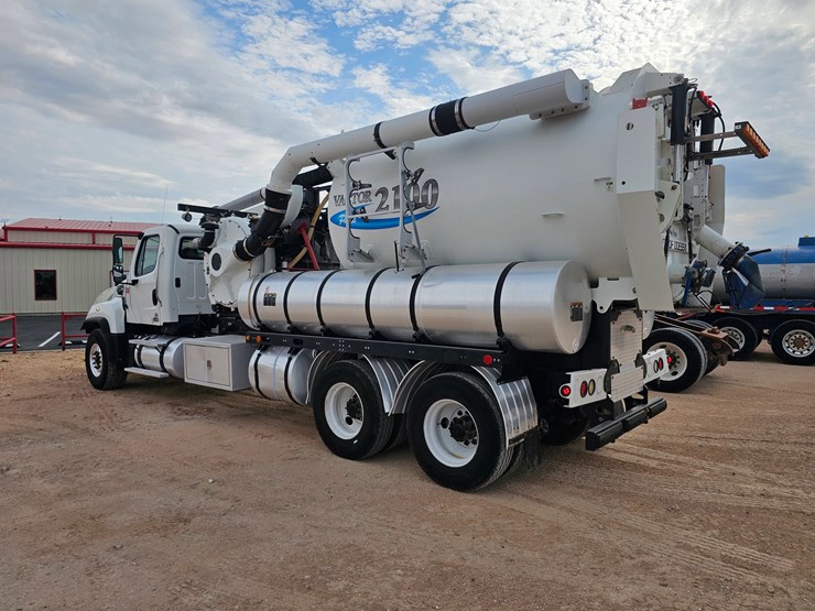 2013-freightliner-114sd-image-3