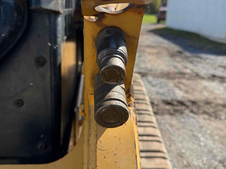 2010-caterpillar-257b2-image-21