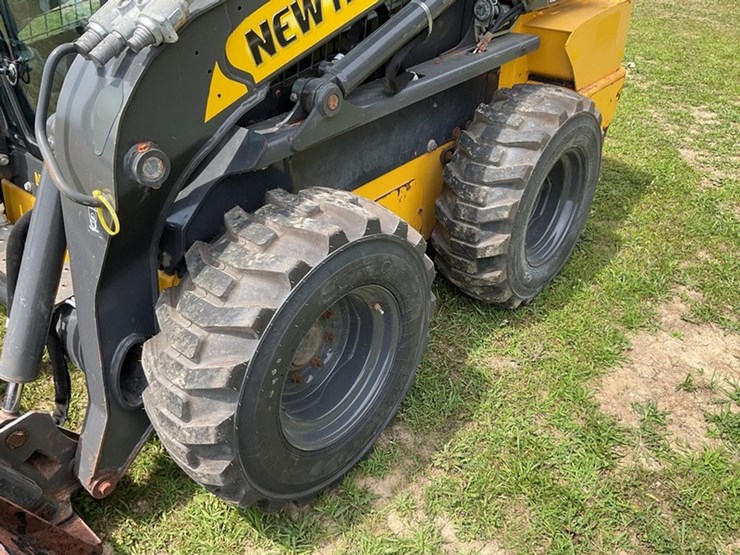 2017-new-holland-l220-image-9