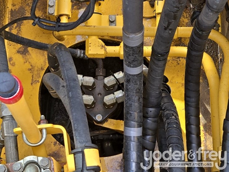 2015-komatsu-pc210-image-48