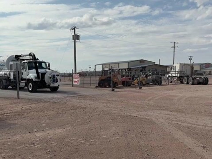 2013-freightliner-114sd-image-1