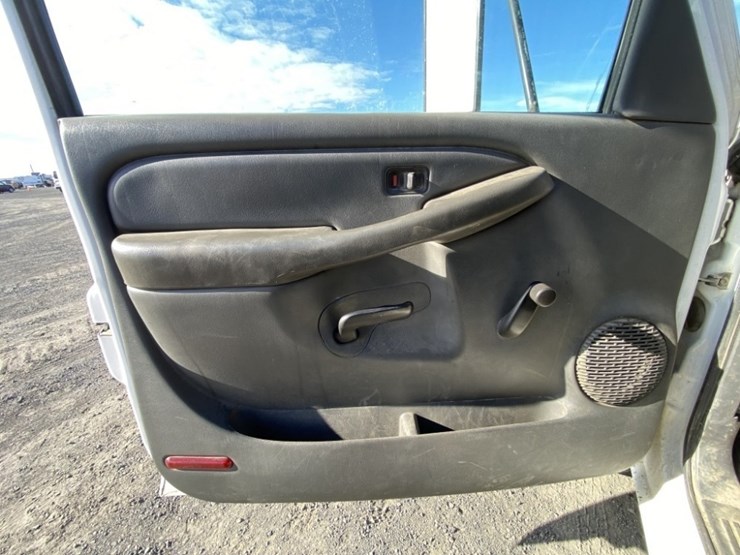 2004-gmc-sierra-3500-image-25