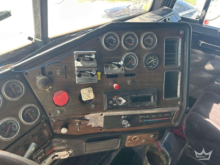 1993-freightliner-fld120-t/a-wet-kit-sleeper-cab-tractor-truck-image-18