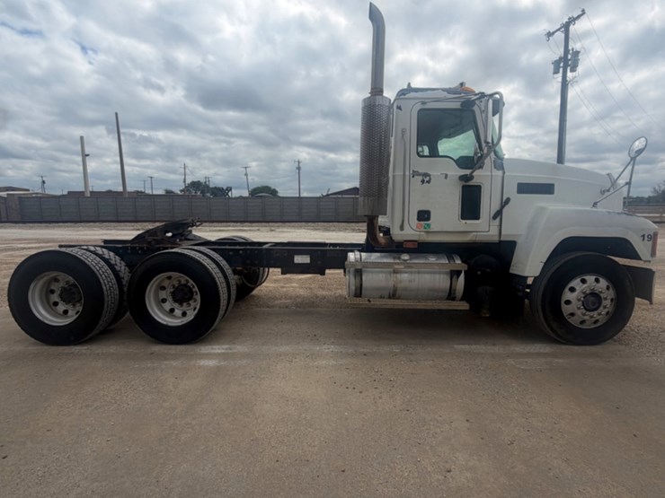 2004-mack-ch613-image-4