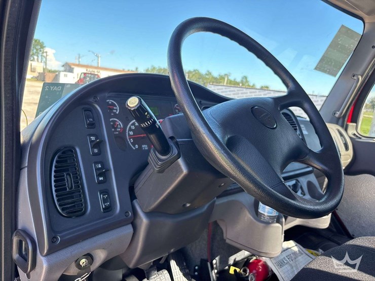 2018-freightliner-m2-106-22ft.-s/a-flatbed-truck-image-11